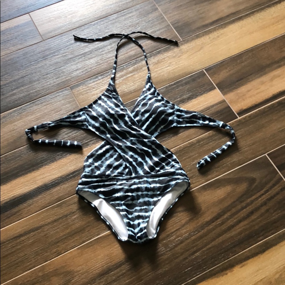 Wrap cut-out one piece
